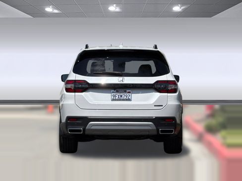 Certified 2023 Honda Pilot Touring image 9