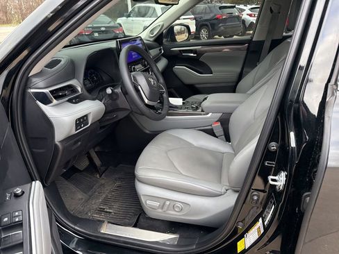 Used 2025 Toyota Highlander Platinum image 14