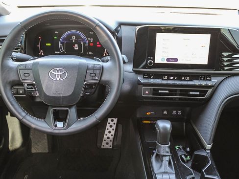 Used 2025 Toyota Camry SE w/ Convenience Package FWD image 16