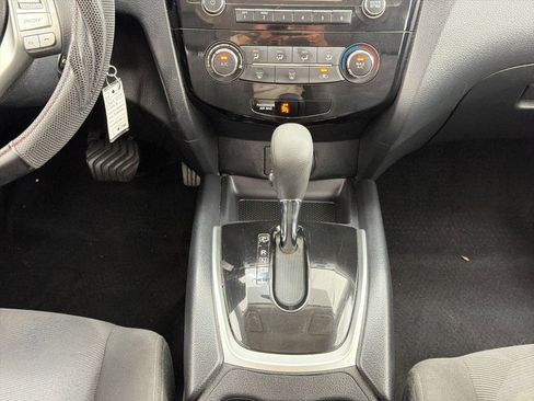 Used 2016 Nissan Rogue S FWD image 17