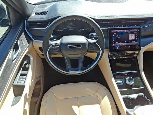 Certified 2025 Jeep Grand Cherokee Limited w/ Black Appearance Package AWD/4WD image 13