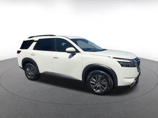 Used 2025 Nissan Pathfinder SV video 2