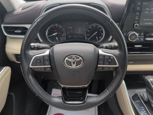 Used 2021 Toyota Highlander XLE AWD/4WD image 15