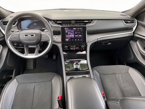 Used 2025 Jeep Grand Cherokee Altitude AWD/4WD image 17