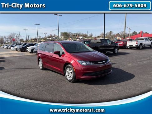 Used 2021 Chrysler Voyager LX image 1