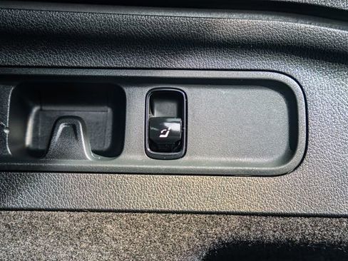 Used 2025 Mercedes-Benz GLC 350e 4MATIC image 12