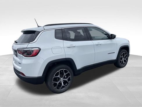 Used 2024 Jeep Compass Latitude AWD/4WD image 4