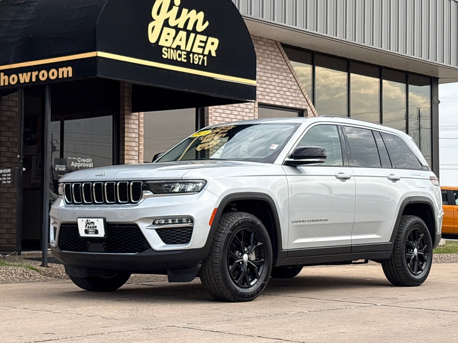 Used 2023 Jeep Grand Cherokee Limited AWD/4WD image 1