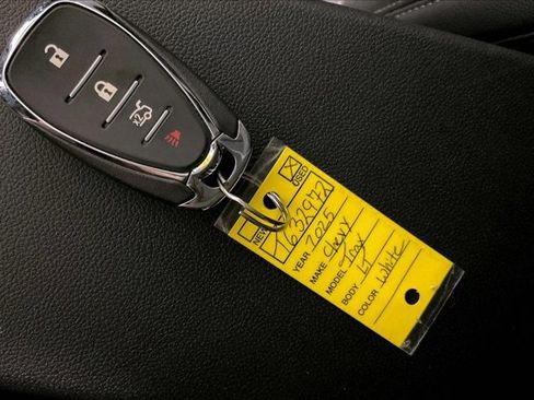 Used 2025 Chevrolet Trax LT w/ LT Convenience Package image 11