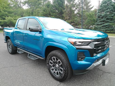 Used 2023 Chevrolet Colorado Z71 w/ Z71 Convenience Package 2 AWD/4WD image 2