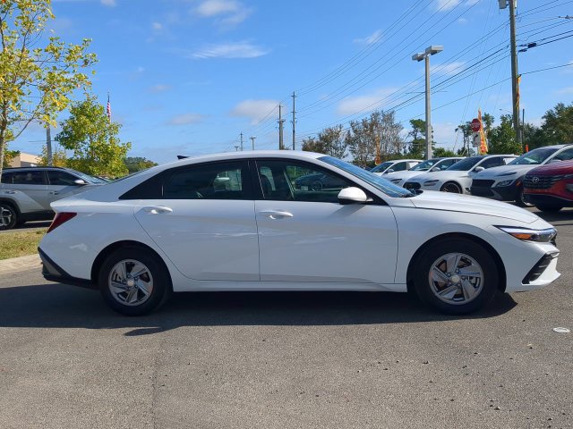 Used 2026 Hyundai Elantra SE FWD image 4