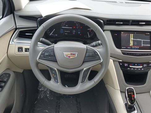 Used 2018 Cadillac XT5 Luxury w/ Driver Awareness Package image 18