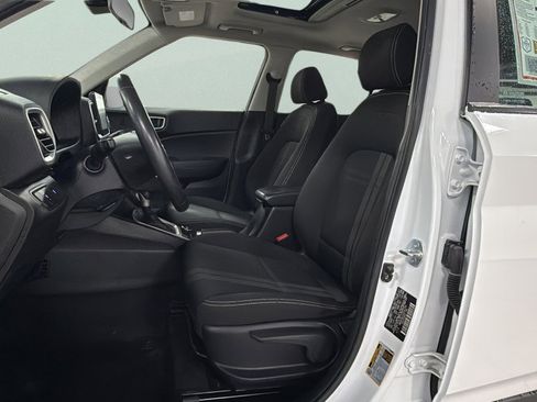 Used 2025 Hyundai Venue SEL FWD image 16