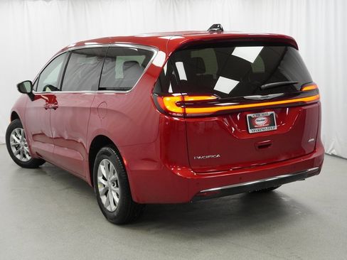 Certified 2025 Chrysler Pacifica Select image 12