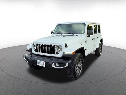 Used 2025 Jeep Wrangler Unlimited Sahara AWD/4WD image 7
