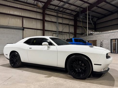 Used 2019 Dodge Challenger SXT image 3