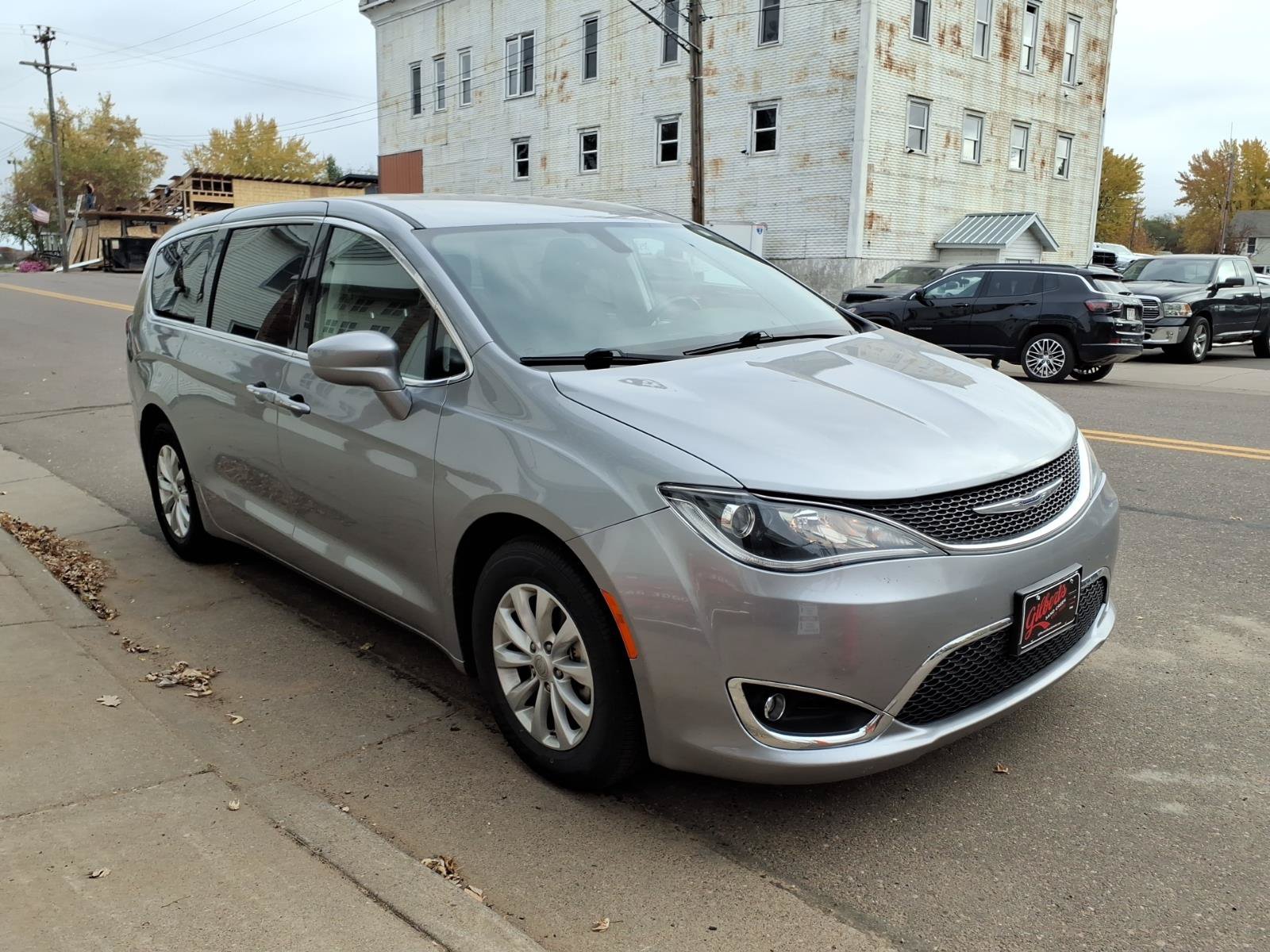Used 2019 Chrysler Pacifica Touring Plus w/ Cold Weather Group FWD image 4