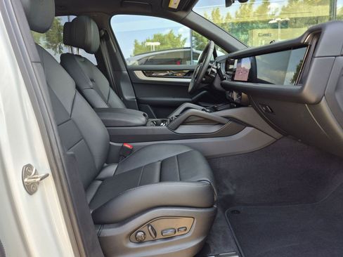 Certified 2026 Porsche Cayenne AWD/4WD image 24
