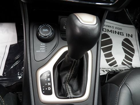 Used 2018 Jeep Cherokee Limited AWD/4WD image 22