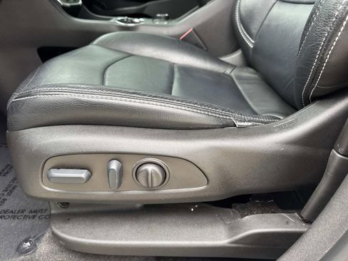 Used 2022 GMC Terrain SLE w/ Driver Convenience Package image 18