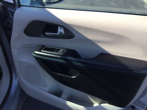 Used 2021 Chrysler Pacifica Touring-L image 25