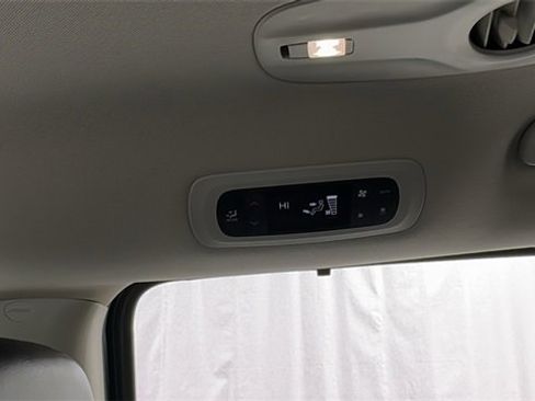 Used 2023 Chrysler Pacifica Touring-L image 41