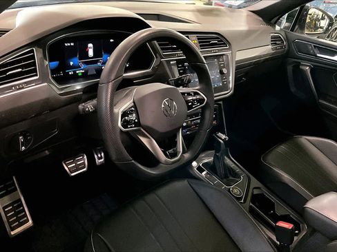 Used 2022 Volkswagen Tiguan SE R-Line image 17