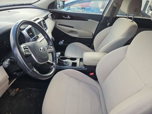 Used 2019 Kia Sorento LX w/ LX Convenience Package image 6
