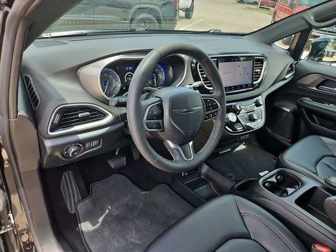 Used 2025 Chrysler Pacifica Select FWD image 10