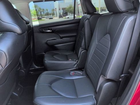 Used 2022 Toyota Highlander XLE FWD image 14