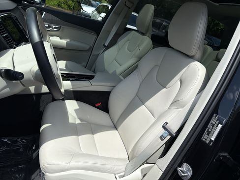 Certified 2025 Volvo XC90 B6 Plus AWD/4WD image 16