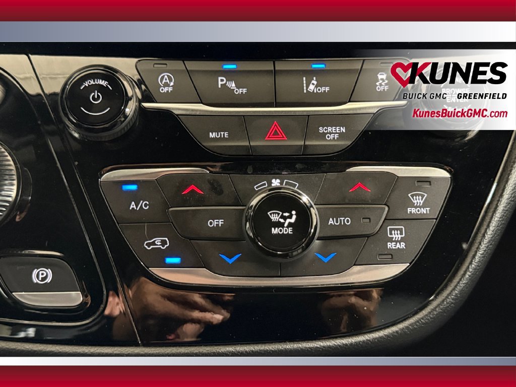 Used 2025 Chrysler Pacifica Select FWD image 28
