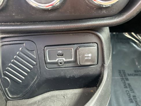 Used 2015 Jeep Renegade Latitude image 39