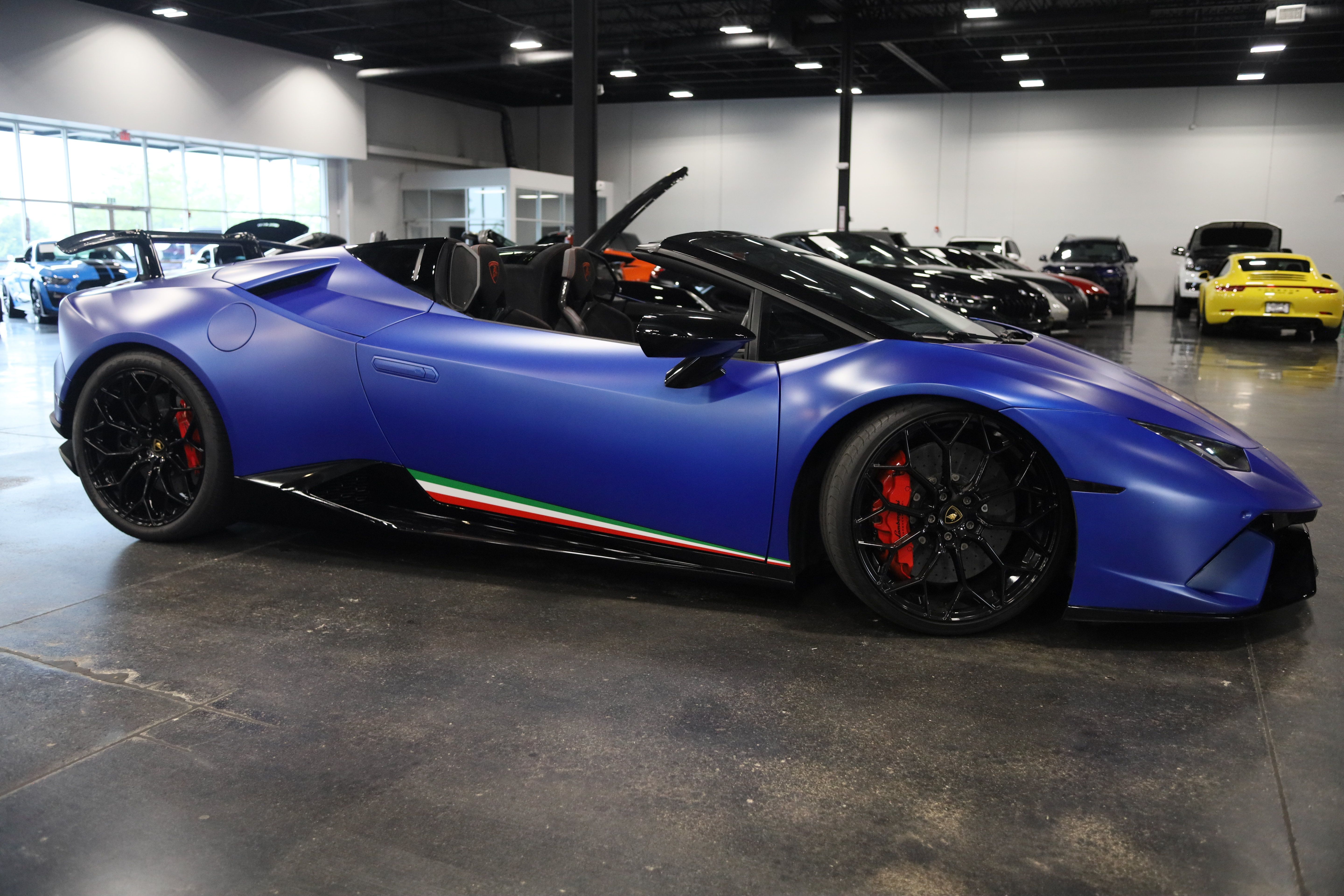 Used 2019 Lamborghini Huracan Performante AWD/4WD image 8