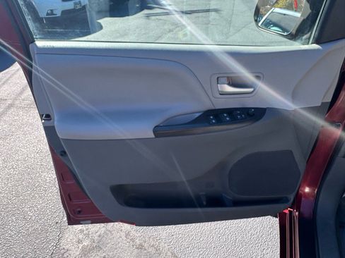 Used 2015 Toyota Sienna LE image 13