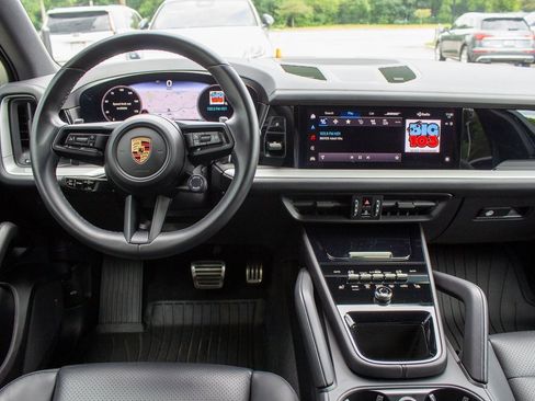 Used 2024 Porsche Cayenne S w/ Premium Package image 13