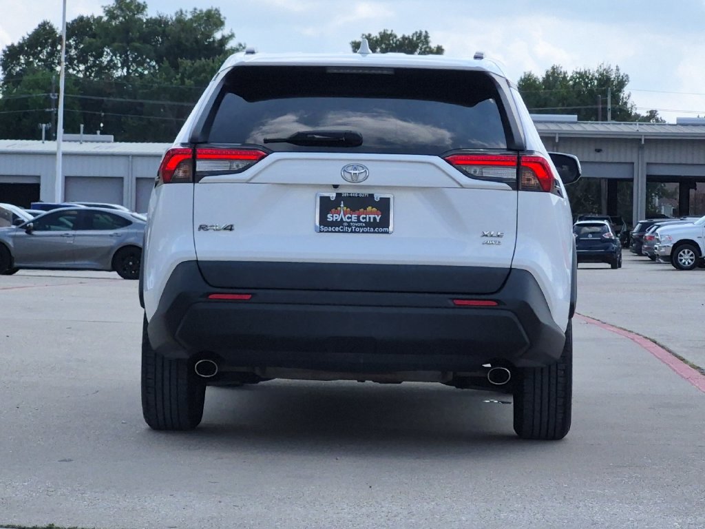 Used 2020 Toyota RAV4 XLE AWD/4WD image 5