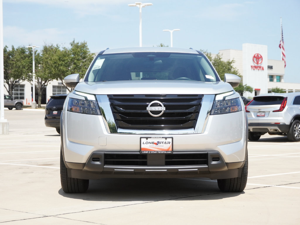 Used 2025 Nissan Pathfinder SV FWD image 3