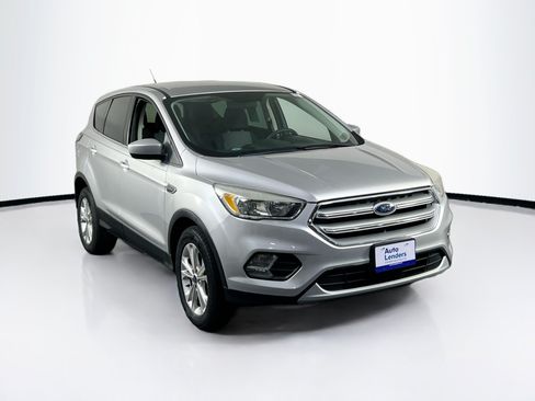 Used 2017 Ford Escape SE w/ SE Cold Weather Package AWD/4WD image 3