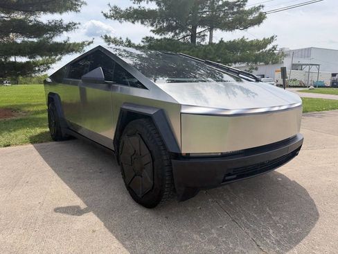 Used 2024 Tesla Cybertruck AWD Crew Cab image 3