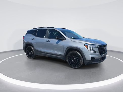 Used 2024 GMC Terrain SLE w/ Driver Convenience Package FWD image 2