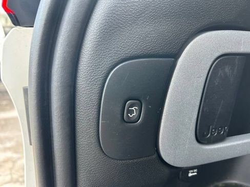 Used 2018 Jeep Cherokee Limited AWD/4WD image 11