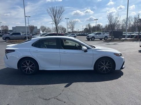 Used 2024 Toyota Camry SE image 4