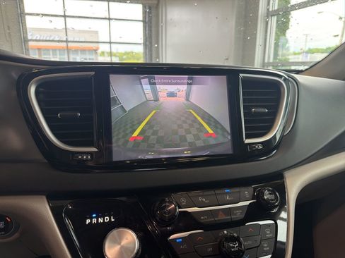 Used 2023 Chrysler Pacifica Touring-L FWD image 28