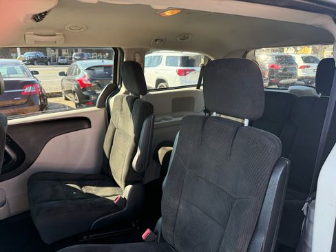 Used 2016 Dodge Grand Caravan SXT image 38