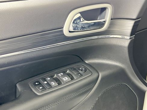 Used 2022 Jeep Grand Cherokee Limited image 18