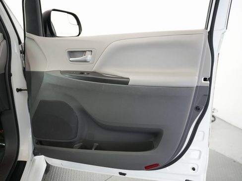 Used 2018 Toyota Sienna LE image 49