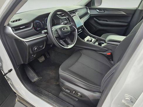 Used 2024 Jeep Grand Cherokee Laredo AWD/4WD image 19
