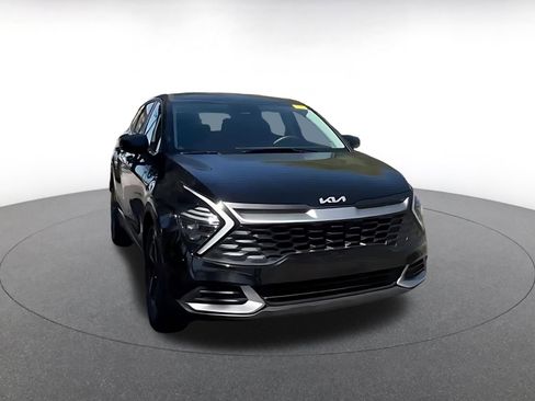 Used 2025 Kia Sportage LX image 3