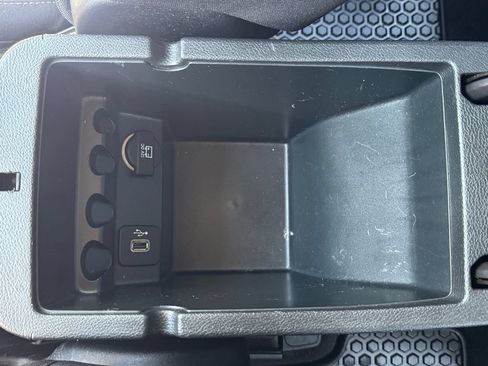 Used 2016 Jeep Cherokee Latitude w/ Cold Weather Group AWD/4WD image 31